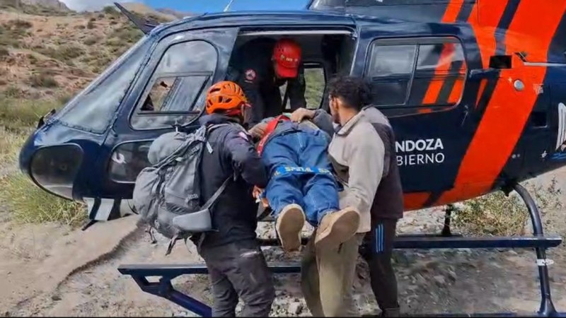 Fotos: dramático rescate de un hombre que cayó de un caballo en Potrerillos